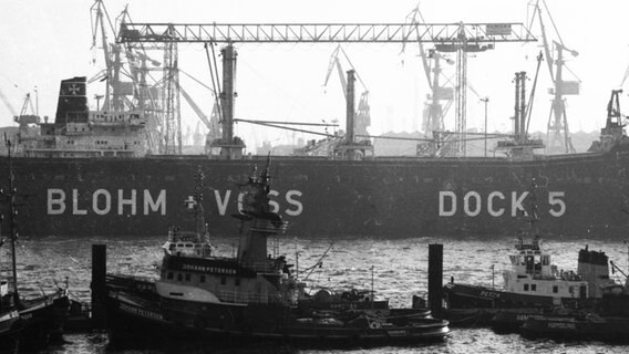 Ein altes Bild vom Hamburger Hafen zeigt die Werft von Blohm + Voss und Schiffe davor. © picture alliance / Klaus Rose | Klaus Rose Foto: picture alliance / Klaus Rose | Klaus Rose