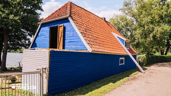 Ein Haus, in einem auffälliges Blau gestrichen © NDR Foto: NDR Screenshot