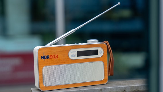 Ein DAB-Radio mit der Aufschrift NDR 90,3. © NDR Foto: Arman Ahmadi