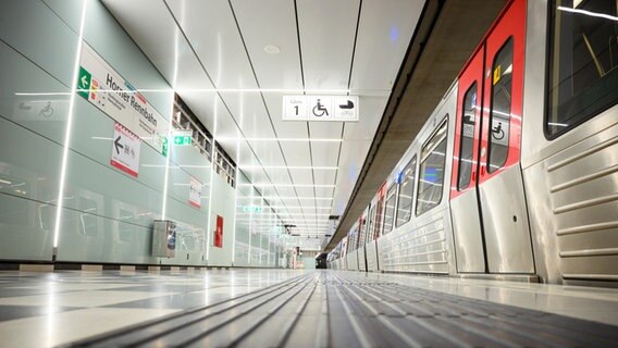 Eine U-Bahn steht auf dem neu gebauten Bahnsteig der U-Bahnstation Horner Rennbahn. © Gregor Fischer/dpa 