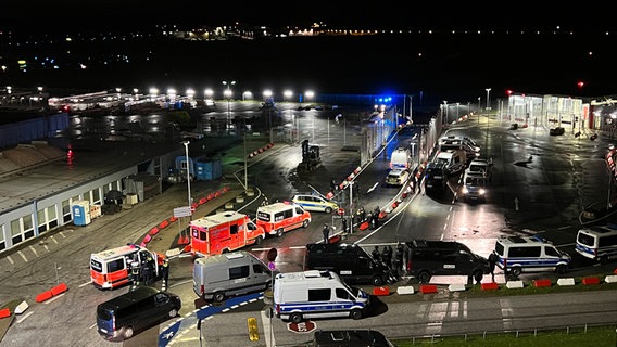 Polizei und Rettungswagen stehen am Flughafen Hamburg. © NDR Foto: Ingmar Schmidt